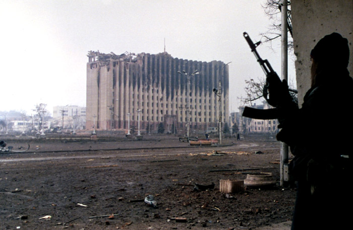 Так эта достопримечательность с купюры, приведенной выше, выглядела в январе 1995 года. 15 февраля 1996 года руины дворца снесли при помощи взрыва. Сейчас на этом месте находится памятник сотрудникам милиции, погибшим во время второй чеченской войны.