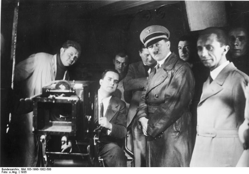 Гебельс и Гитлер на одной из студий киноконцерна UFA. 1935