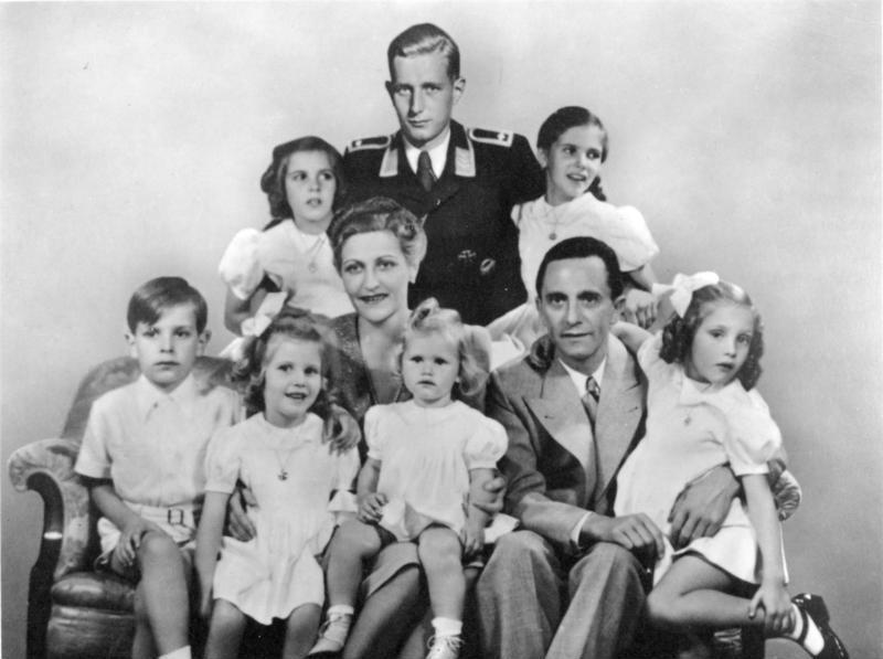 Йозеф и Магда Геббельсы со своими детьми