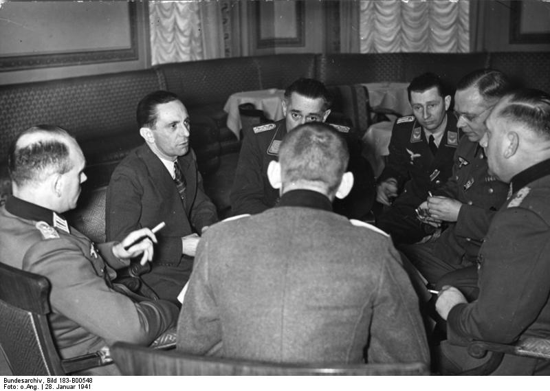 Гебельс обсуждает детали военной пропаганды. 1941