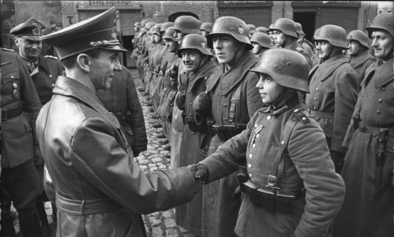 Одна из последних фотографий Геббельса. 9 марта 1945 года
