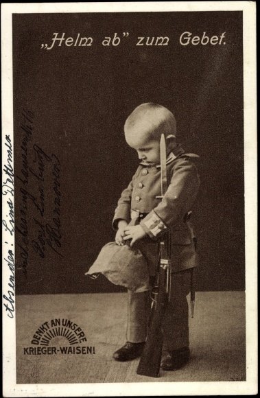 Шлем молитвы, мальчик в военной форме с ружьем.