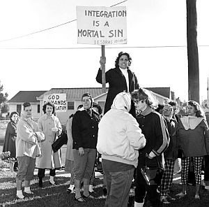 Ноябрь, 1960 г., Новый Орлеан. Интеграция - смертный грех (демонстрация против совместного обучения в школе)
