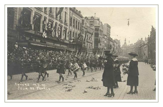 А это уже июль 1919 года. По улицам Антверпена маршируют союзники из Шотландии