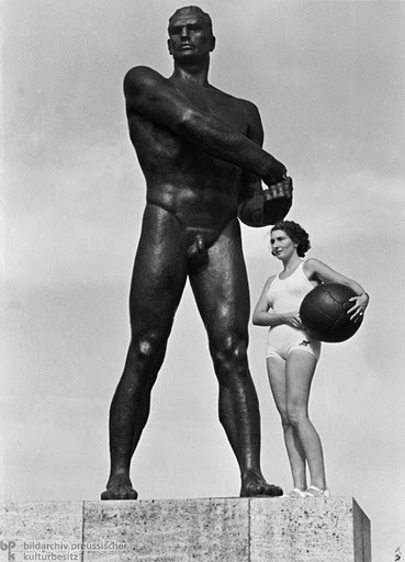 Й. Торак. Боксер. Одна из статуй, сделанная к Олимпиаде 1936 года