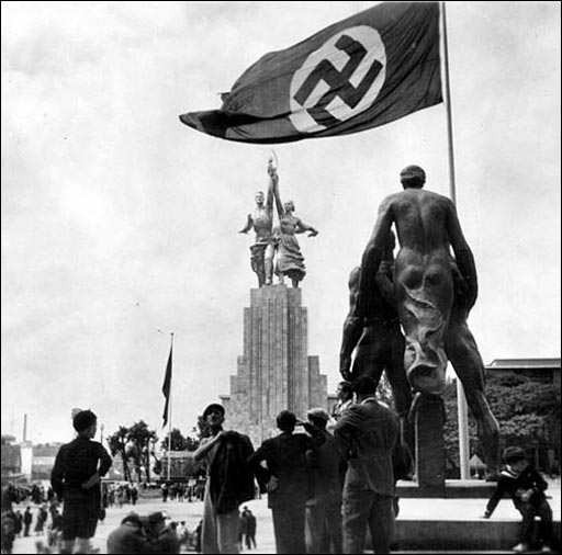 Противостояние двух монументов на Парижской Всемирной Выставке 1937 года - Рабочий и колхозница Мухиной против Товарищества Й. Тарака