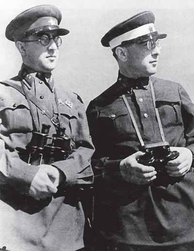Борис Ефимов и Михаил Кольцов на военных маневрах под Киевом. 1935 год
