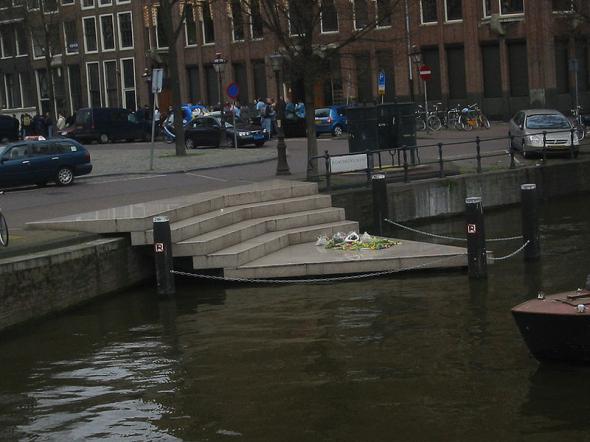 Голландский монумент 1987 года. Установлен в Антверпене. Сразу возникает вопрос — если русский турист с уголовным прошлым случайно на монумент наступит — кем он будет считаться по блатным понятиям?