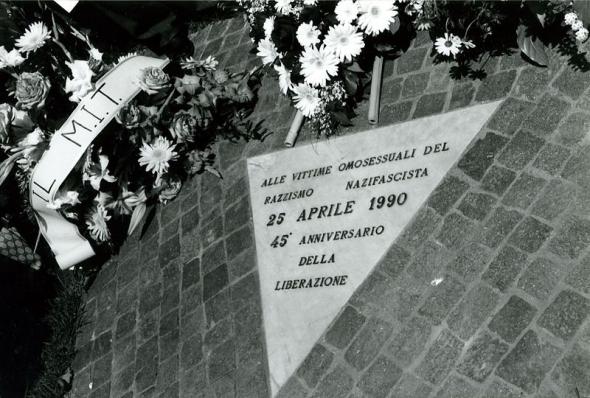 Итальянцы в 1990 году тоже вспомнили о том, что у них был Дуче, который был брутальным гетеросексуалистом. Как по этому поводу не поставить монумент в Болонье. Надпись гласит Гомосексуальным жертвам расистского нацифашизма. 25 апреля 1990. 45 годовщина освобождения.