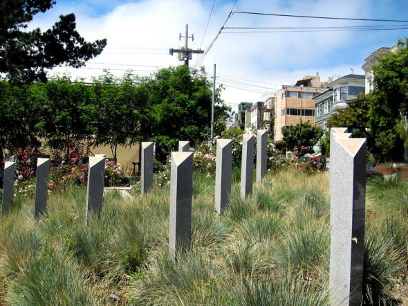 2003 год. Мемориальный парк Розового треугольника в Сан-Франциско. Комментарии излишни.