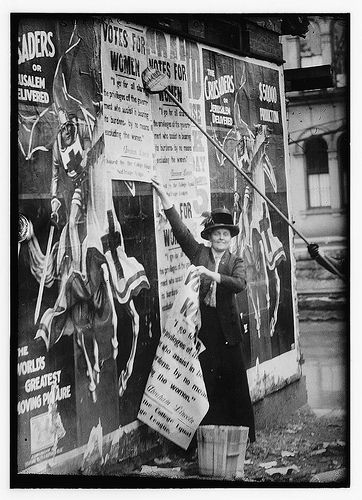 1 января 1910 г. Суфражистка клеит плакат.