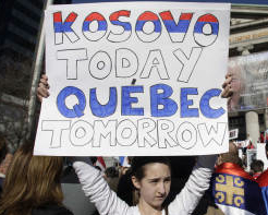 Демонстрация 2010 г. Косово сегодня - Квебек завтра. Квебекские националисты радуются решению международного суда ООН, который объявил, что декларация Косово о независимости не является незаконной.