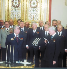 Суслов вручает Брежневу орден Ленина и медаль «Золотая Звезда» в связи с его 75-летним юбилеем. 19 декабря 1981 года