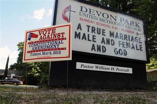 Агитация, призывающая голосовать за поправку, запрещающую однополые браки в штате Северная Каролина.  Около 60 процентов голосовавших 8 мая 2012 г. жителей штата выступили за то, чтобы браком мог считаться только союз между мужчиной и женщиной.