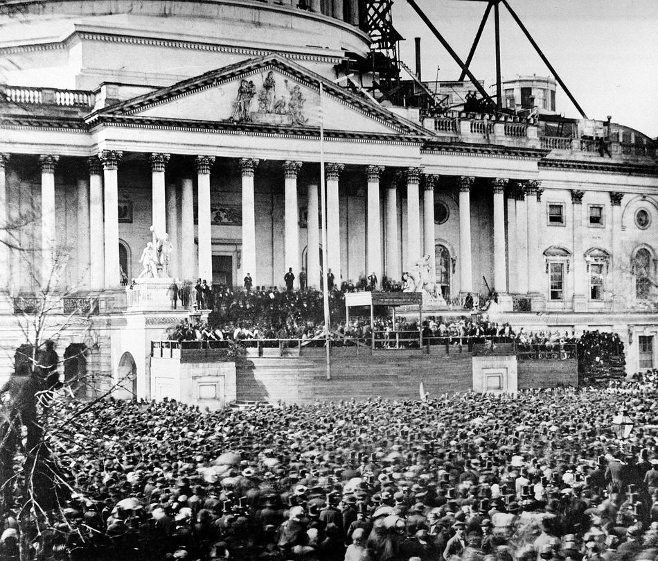 Президент Авраам Линкольн у входа в Капитолий во время своей инаугурации в Вашингтоне, округ Колумбия, 4 марта 1861 года. В правом верхнем углу можно заметить леса - это строят купол Белого дома. (AP Photo)