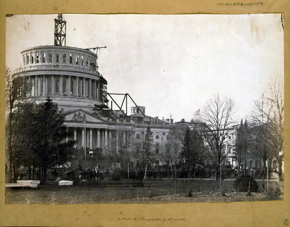 Еще одна фотография Линкольна на ступенях Капитолия. (Фото из архива Библиотеки Конгресса).
