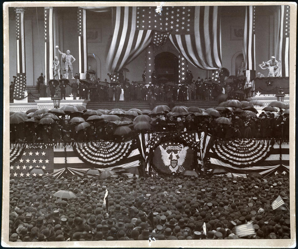 Главный судья Мелвилл В. Фуллер принимает присягу Бенджамина Харрисона на восточном крыльце Капитолия 4 марта 1889 года. (Фото из Библиотеки Конгресса)