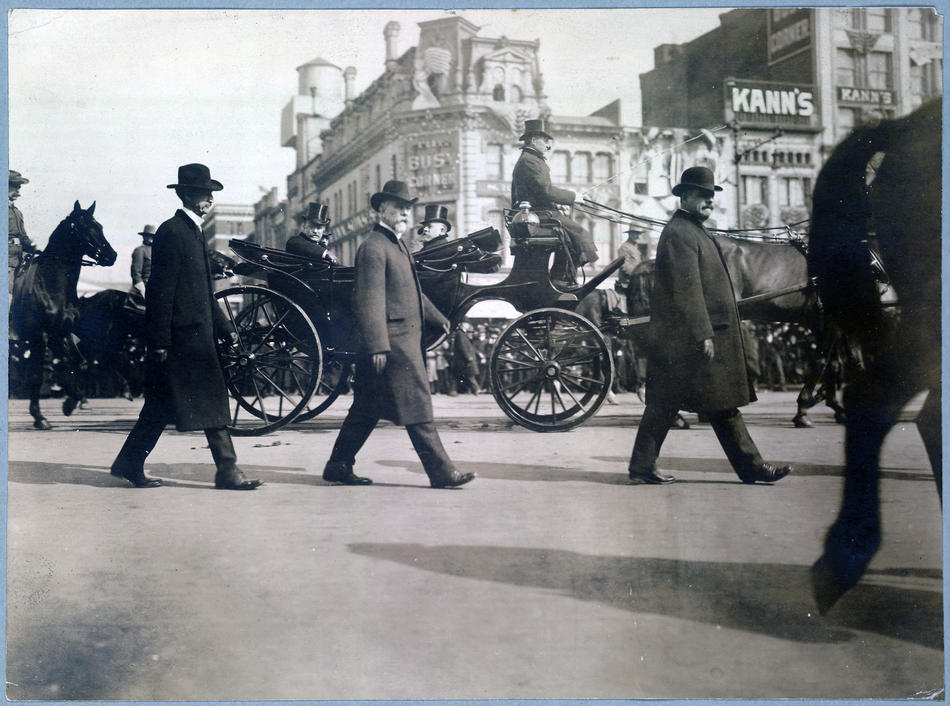 Теодор Рузвельт проезжает по Пенсильвания-авеню в Капитолий, 4 марта 1905 года. (Фото из Библиотеки Конгресса).