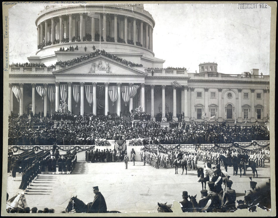 Главный судья Мелвилл В. Фуллер принимает присягу Теодора Рузвельта на восточном крыльце Капитолия США. (Фото из Библиотека Конгресса)