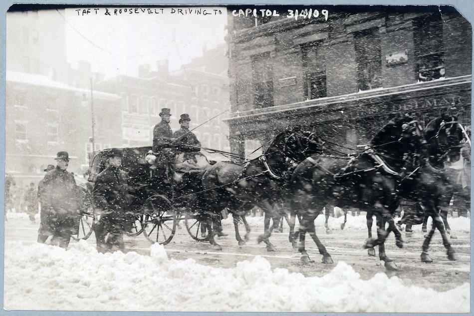 Тафт и Рузвельт едут в Капитолий, 4 марта 1909 во время инаугурации Тафта. (Фото из Библиотеки Конгресса)
