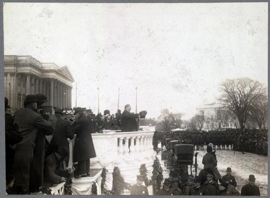 Тафт на баллюстраде приветствует собравшихся людей. (Фото из библиотеки Конгресса).
