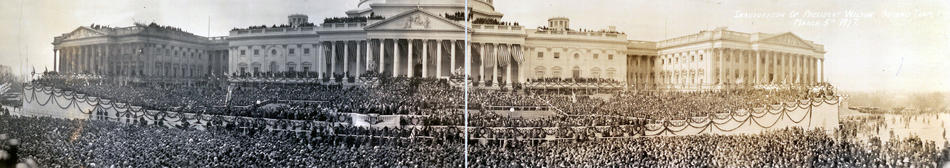 Эта панорама из двух фотоснимков хорошо показывает масштаб мероприятия и количество собравшихся, во время вступления на второй срок Вудроу Уилсона. 15 марта 1917 года, Вашингтон. (AP Photo/Библиотека Конгресса).