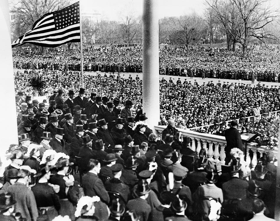 Калвин Кулидж произносит речь после принятия присяги. Капитолий, Вашингтон. 4 марта 1925 года. (AP Photo).