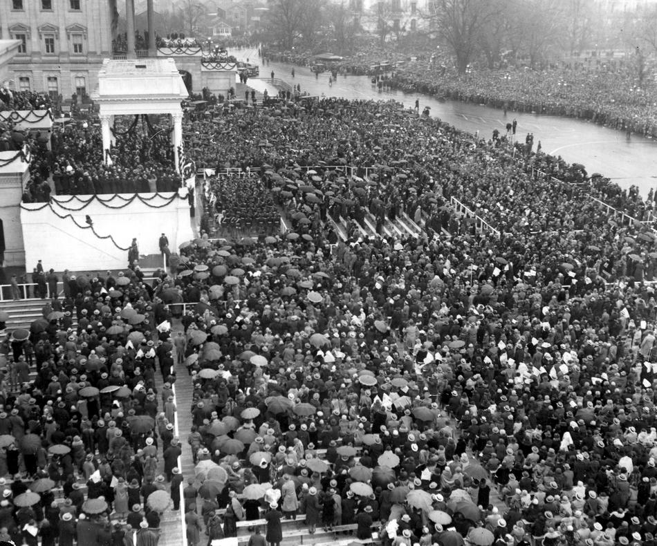 Тысячи людей слушают присягу 31-го президента США Герберта Гувера 4 марта 1929 года. Капитолий, Вашингтон. (AP Photo).
