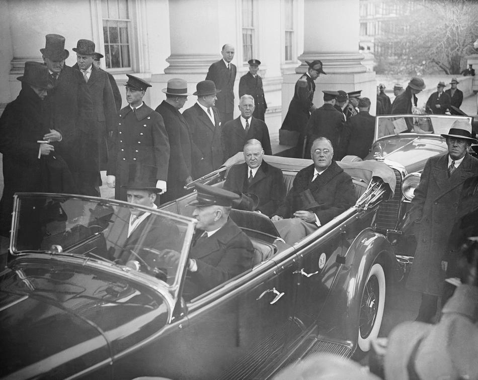 Свежеизбранный Франклин Рузвельт едет к месту инаугурации совместно с уходящим с поста Гарольдом Гувером. Вашингтон, 1933 год. (Фото из библиотеки Конгресса).