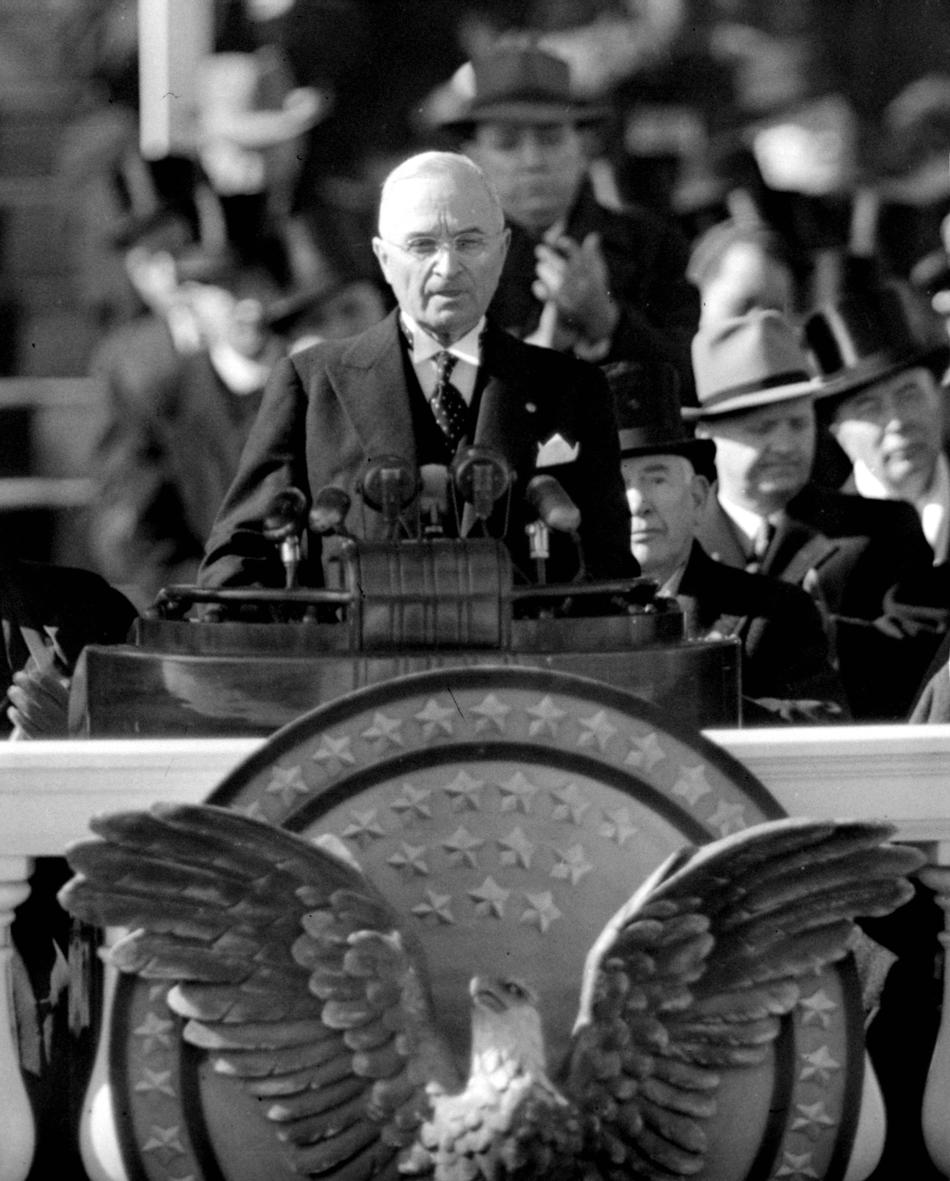 Президент Гарри Трумэн выступает с торжественной речью на крыльце Капитолия 20 января 1949 года. (AP Photo/Becker).