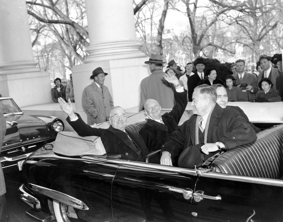 Гарри Трумэн и его преемник Дуайт Эйзенхауэр отправляются на церемонию инаугурации 20 января 1953 года. (AP Photo).