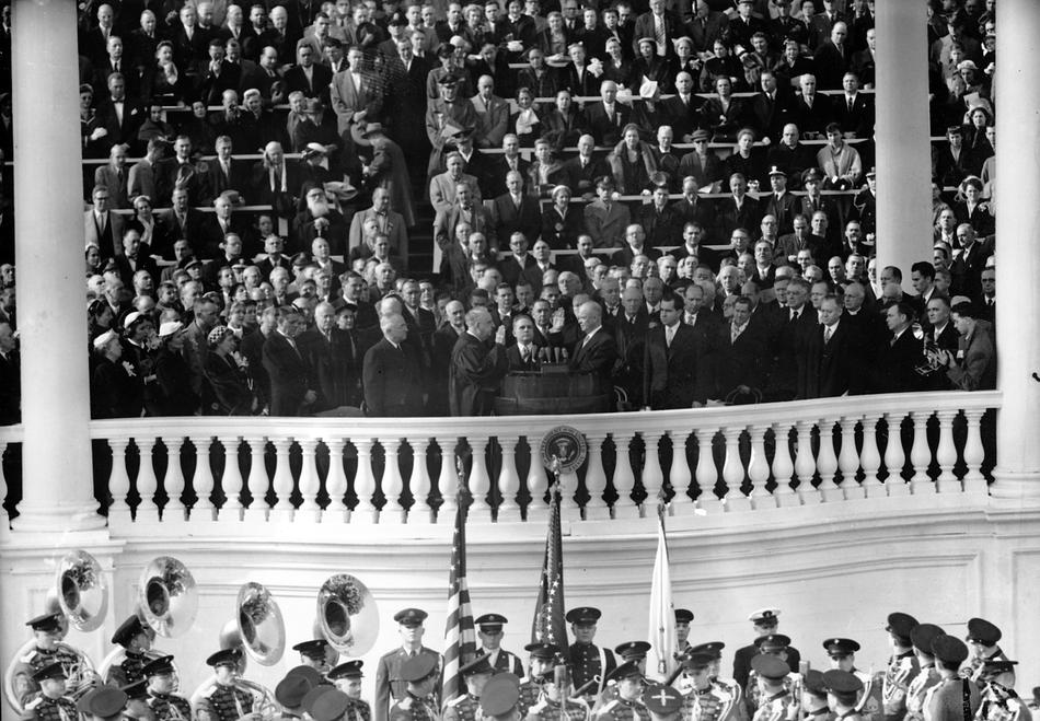 Эйзенхауэр произносит торжественную присягу. 20 января 1953 года. Рядом - будущий президент США Ричард Никсон. (AP Photo).
