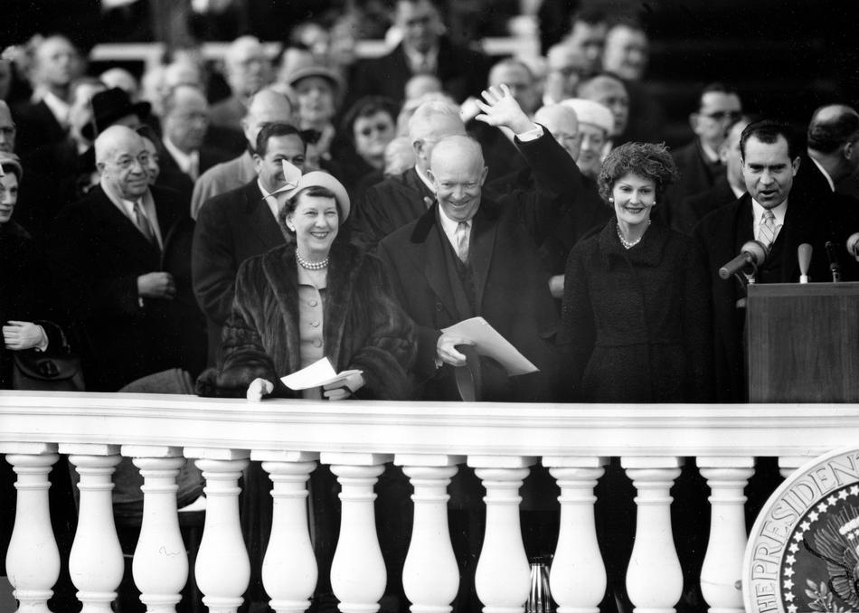 Эйзенхауэр и его жена Мами, приветствуют собравшихся. За трибуной - Ричард Никсон и его жена. (AP Photo).