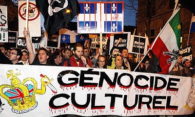 Ещё одна демонстрация. Флаг Квебека за решёткой и транспарант Культурный геноцид