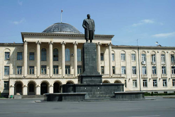 Памятник Сталину на центральной пл. г. Гори, Грузия