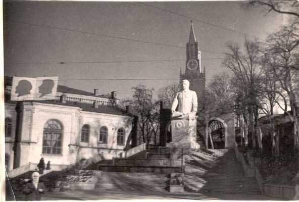 Памятник Сталину в Киеве возле бывшего Купеческого собрания, установлен  в 1936 г.