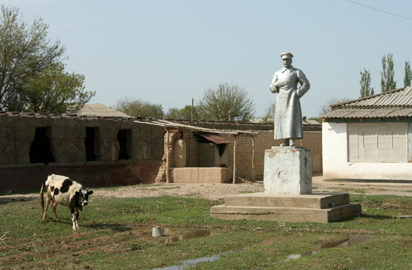 Казахстан, деревня Икан, памятник у здания сельсовета.