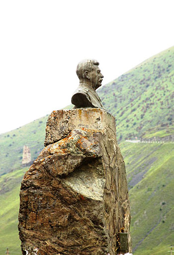 Памятник Сталину в Северной Осетии. Сохранился до наших дней