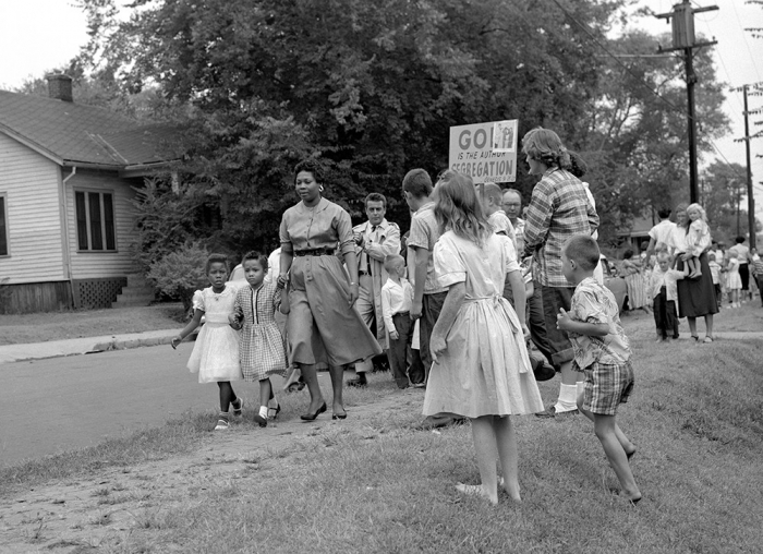 Нэшвилл, 1957 г. Белые протестут против совместного обучения с неграми в школе
